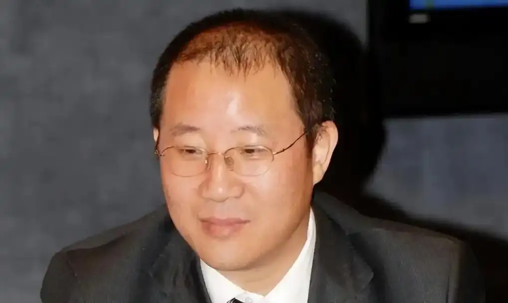 为了嫁50亿富豪，狠心抛弃同居5年的周一围，如今她悔不当初