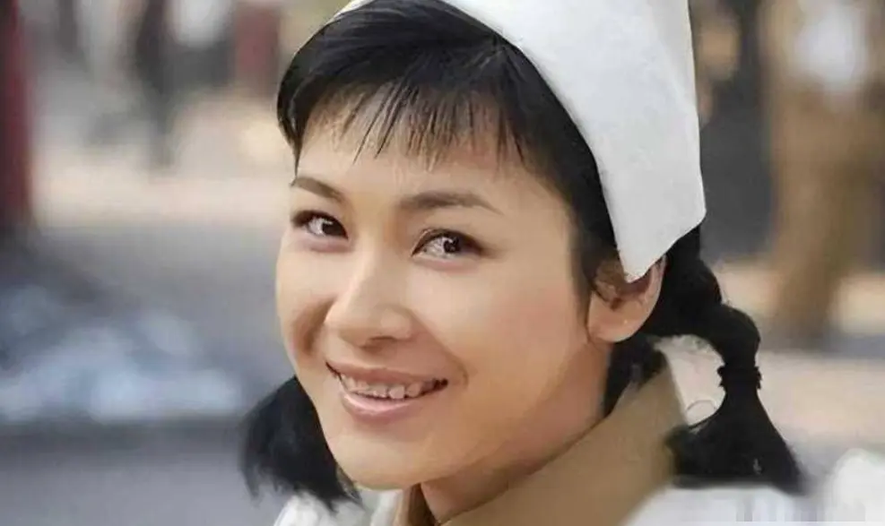 为了嫁50亿富豪，狠心抛弃同居5年的周一围，如今她悔不当初