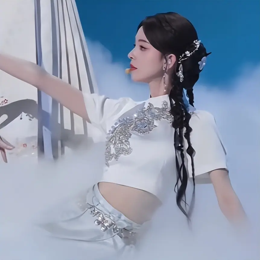 陈瑶终于“火了”！《浪姐7》四公舞台神级镜头，终于get她的颜值