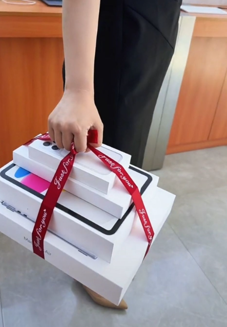 高考刚结束苹果商店就被挤爆：家长花2万多扎堆为孩子购置苹果四件套