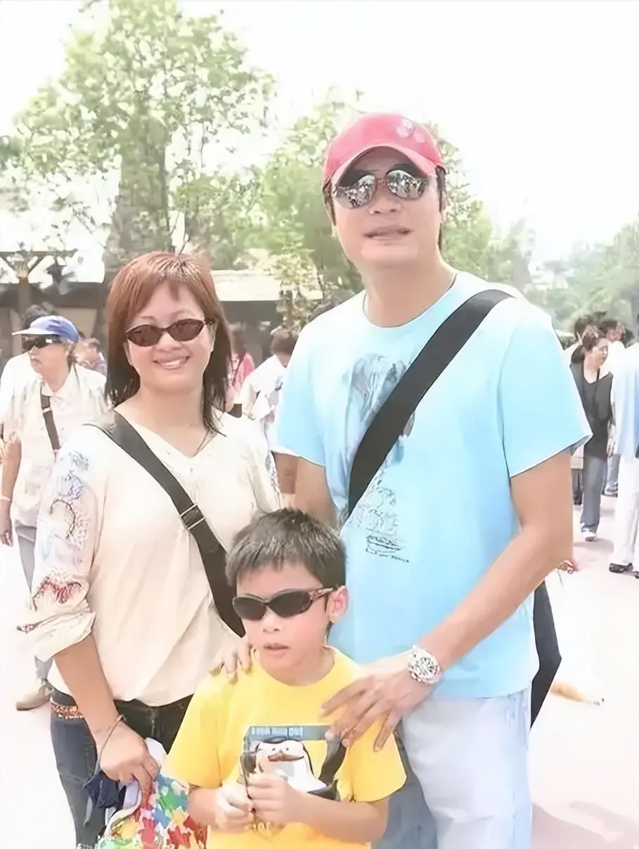 为了新欢抛弃28年发妻，64岁直播扮丑讨生活，罗嘉良后悔了吗?