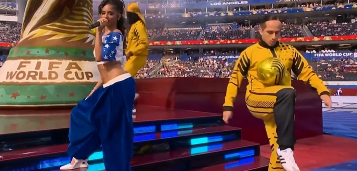 美国世界杯开幕式表演：巨型大力神杯亮相，Lisa等人献唱