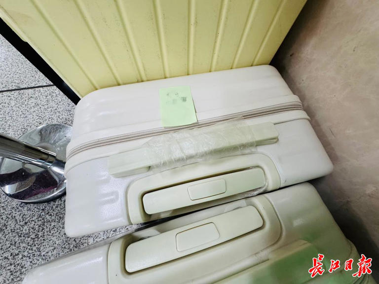 地铁“无人行李箱墙”升级了，增设2个摄像头直对行李区