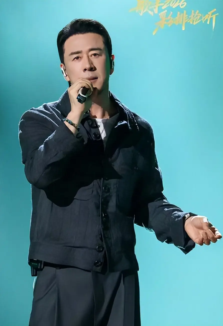杨坤重返《歌手》首轮淘汰! 眼眶发红哽咽发言，想多唱几首歌