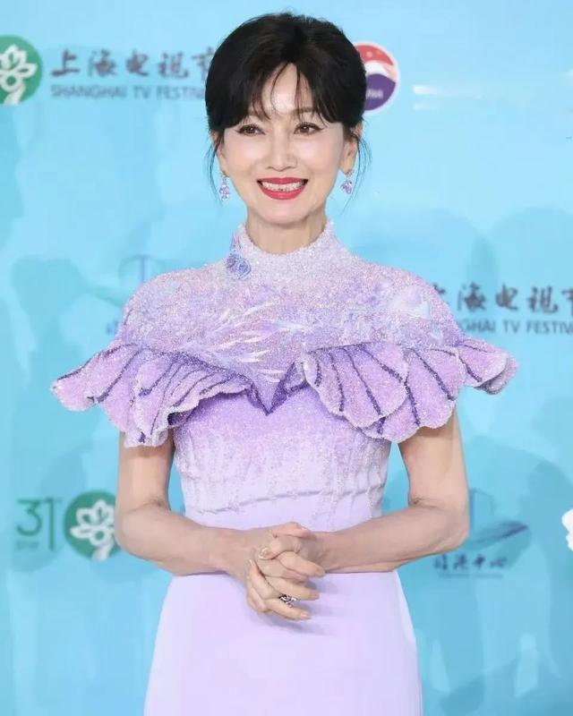 白玉兰红毯生图：肖战、张凌赫帅气，杨紫甜美，杨幂似绿瓷美人