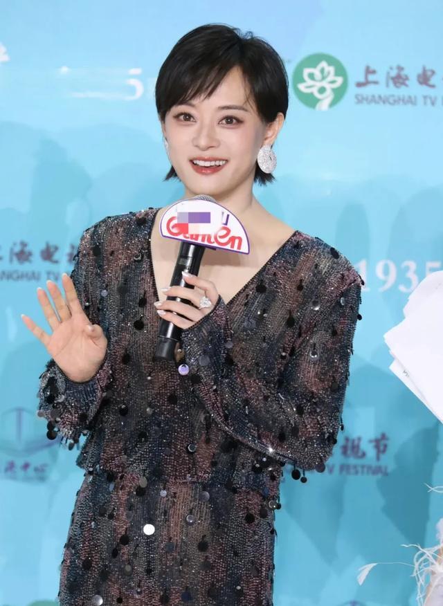 白玉兰红毯生图：肖战、张凌赫帅气，杨紫甜美，杨幂似绿瓷美人