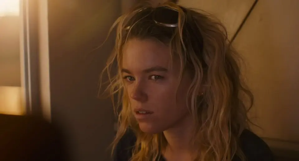 《超级少女》：最冷超英电影，上映至今未破千万，这不是超级少女，这是超级变色龙