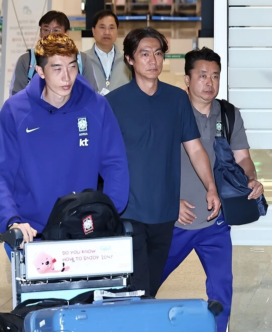 这次没扔鸡蛋! 洪明甫脸色铁青，上百球迷怒骂：滚出去