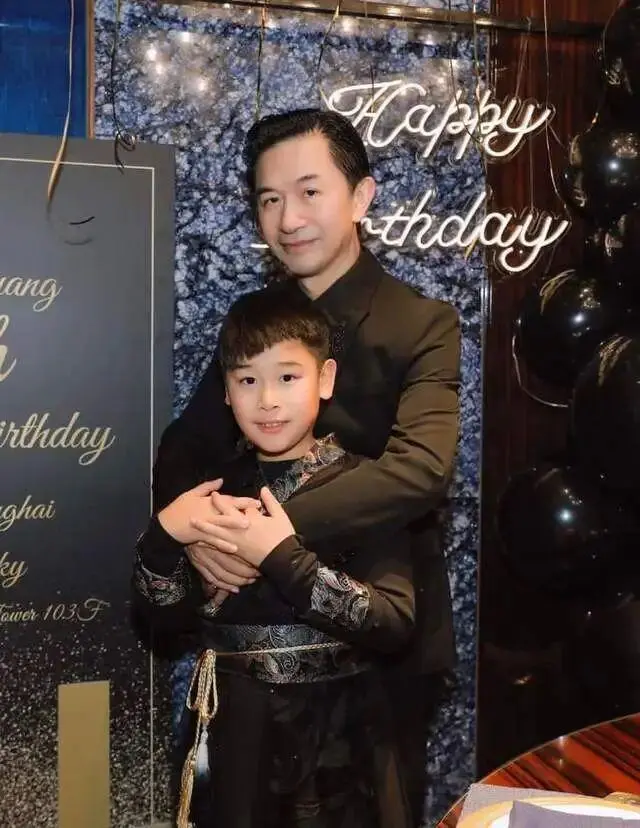 60岁黄舒骏近况曝光! 闪婚小24岁选美冠军，如今儿女双全成宠妻狂魔