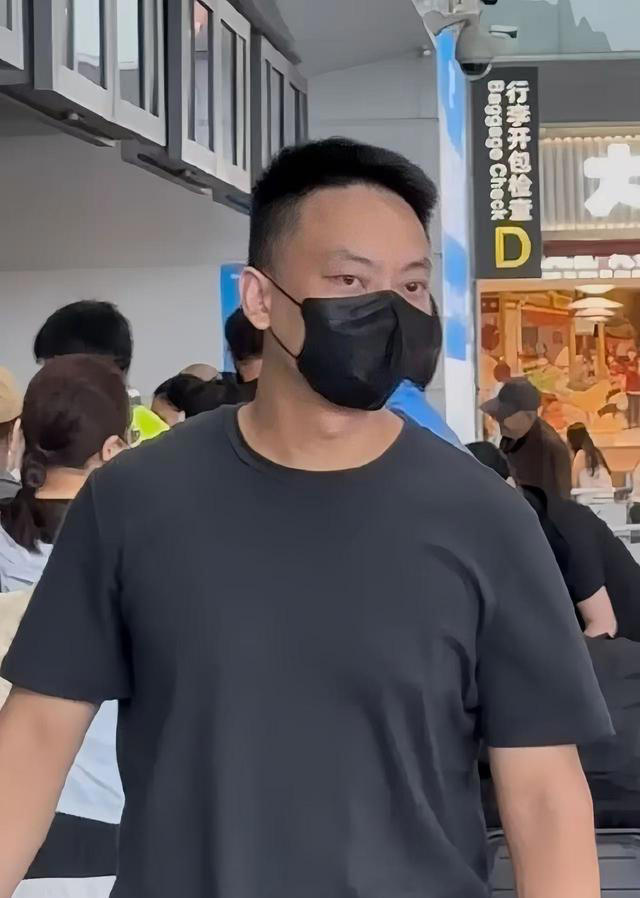 曾沛慈浪姐夺冠后回台，素颜皮肤白皙，丈夫随行刻意避嫌满眼宠溺