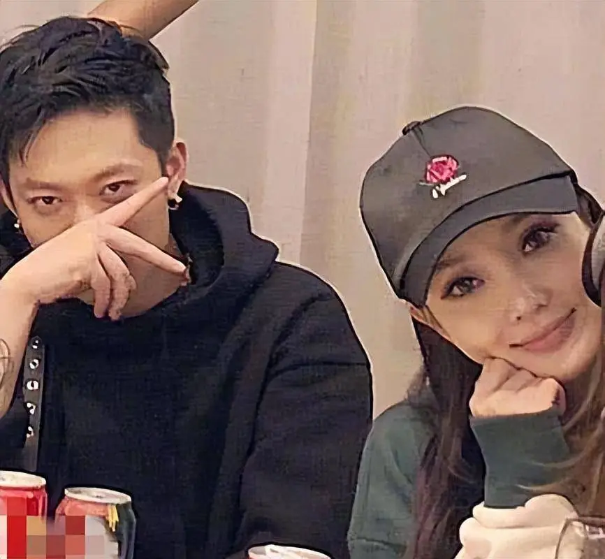 离婚6年，李小璐深夜坦言心声，只字不提贾乃亮，句句都是贾乃亮