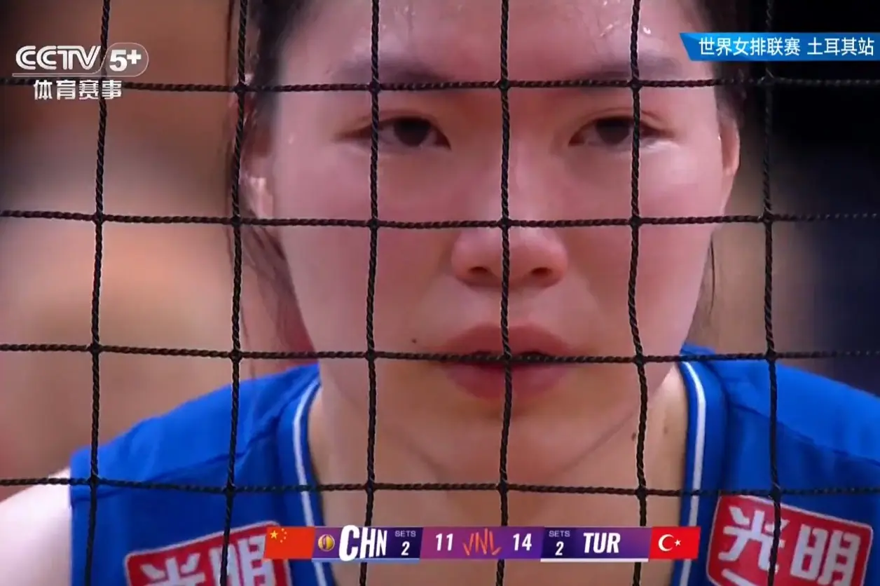 张籽萱泪崩! 缔造边哭边拦名场面，土耳其嘘声让女排小二传太委屈