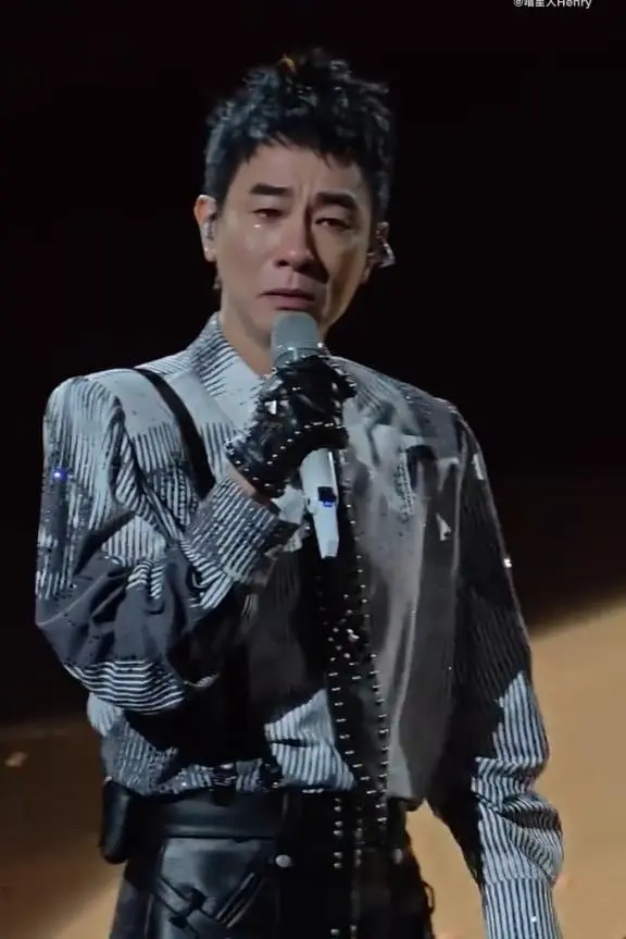 陈小春演唱会上边哭边回应被观众喊“退票”风波，应采儿力挺老公