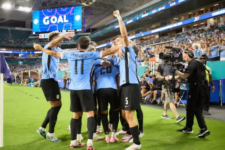 2-2，奇迹!61万人口小国实现国足目标，世界杯进一球，拿一分!世界杯2冠王爆冷，遭遇2连平，出线悬了