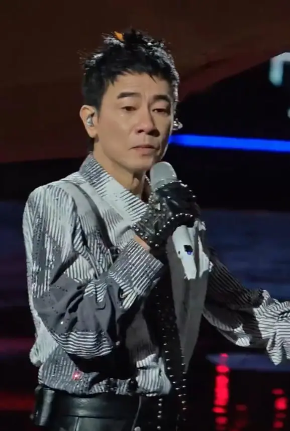 陈小春演唱会上边哭边回应被观众喊“退票”风波，应采儿力挺老公