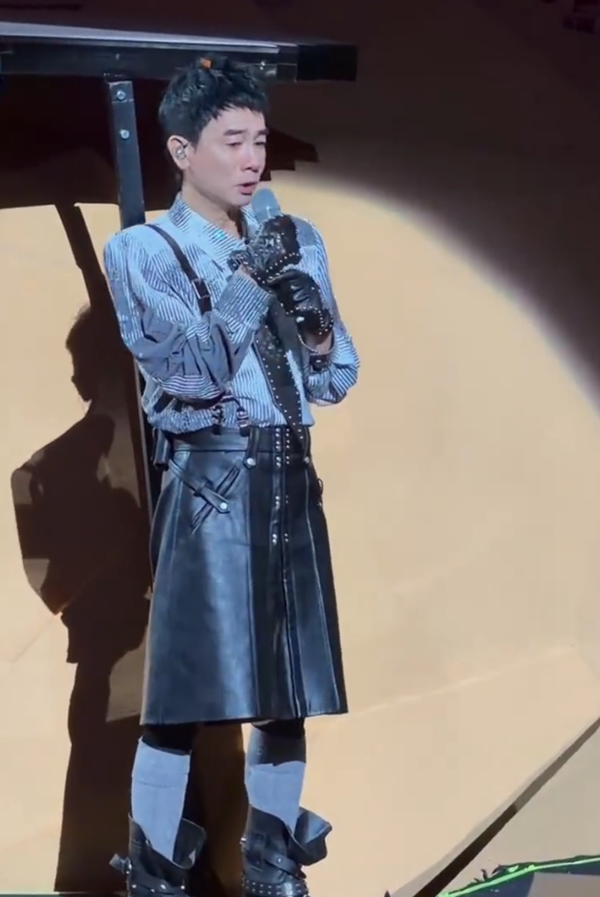 陈小春演唱会上边哭边道歉，连夜整改主动退票太真诚!