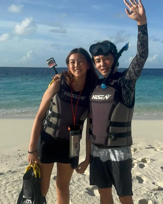 蔡少芬晒一家五口出游全家福，俩女儿个高又瘦，跟爸爸张晋一样高