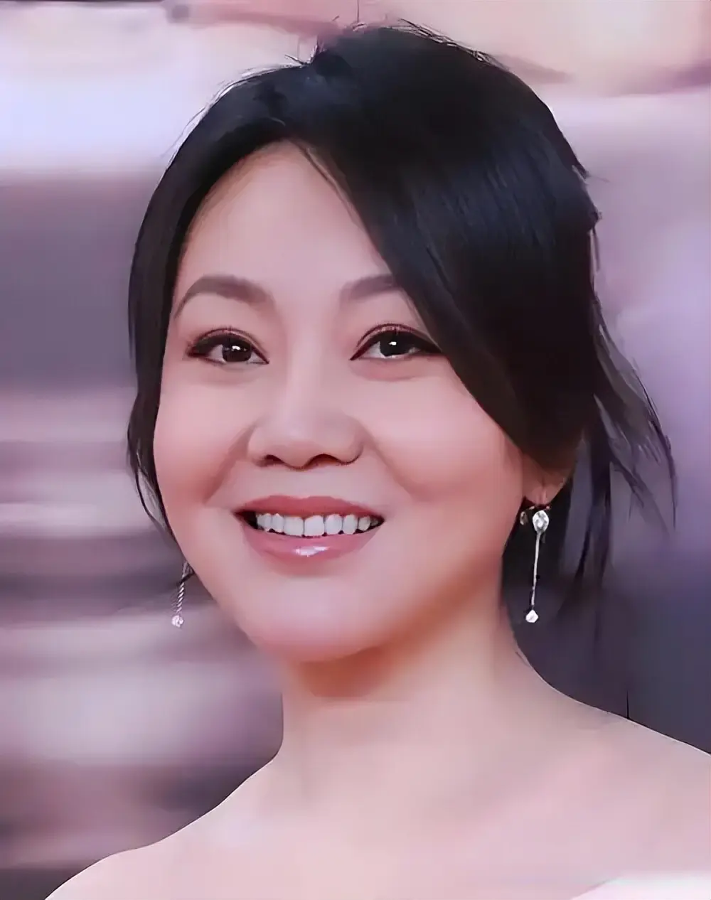 当初宁愿净身出户，也要与闫妮离婚的邹伟，22年过去现状咋样?