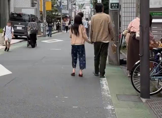 陈冠希父女手牵手散步 46岁他皱巴巴衣服女儿跟腱突出