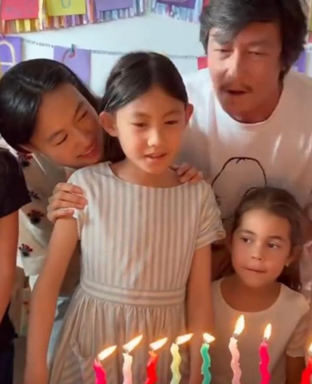 陈冠希父女手牵手散步 46岁他皱巴巴衣服女儿跟腱突出