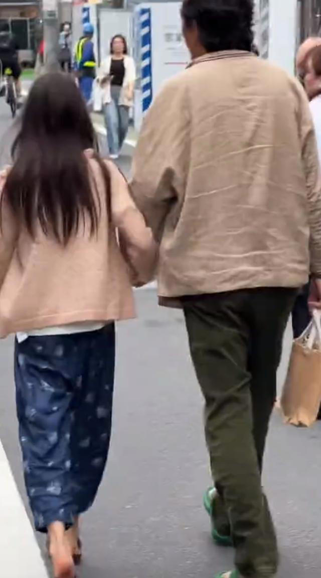 陈冠希父女手牵手散步 46岁他皱巴巴衣服女儿跟腱突出