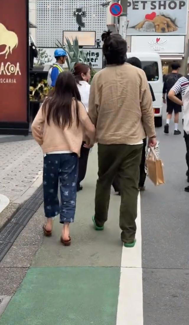 陈冠希父女手牵手散步 46岁他皱巴巴衣服女儿跟腱突出