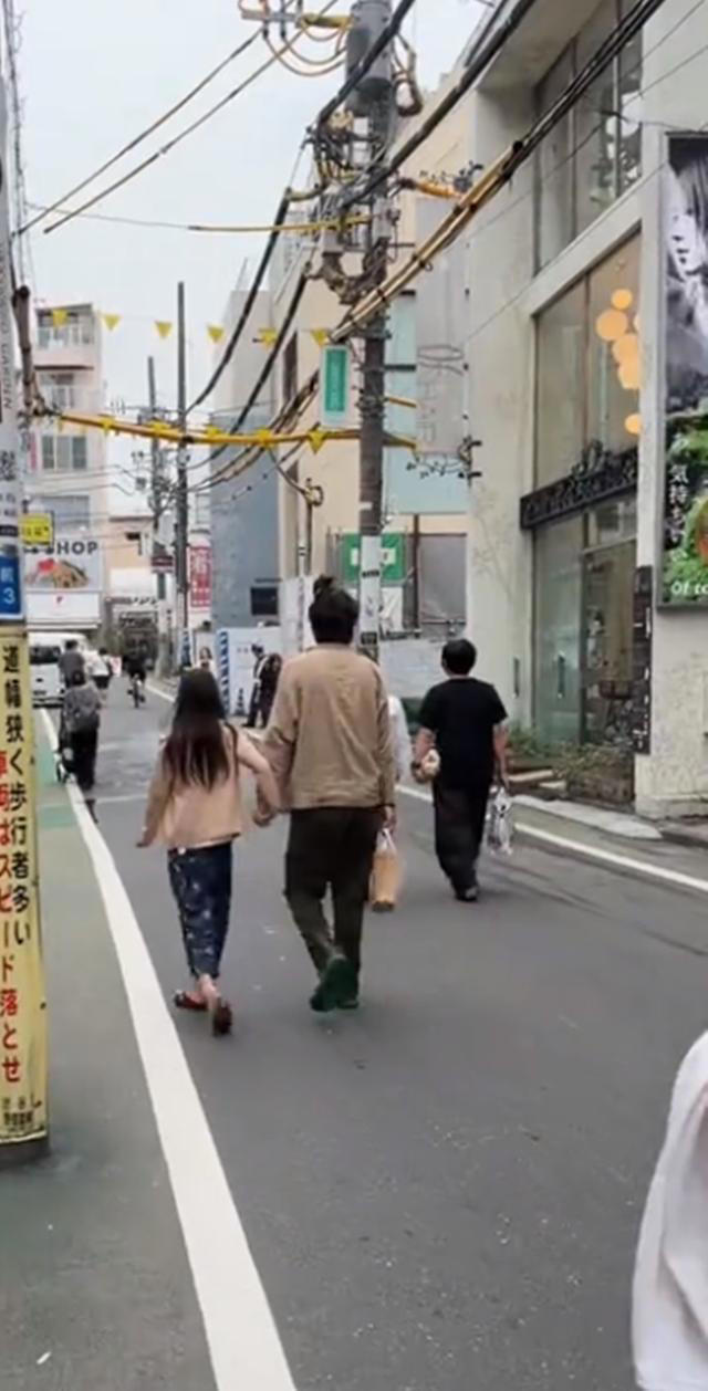 陈冠希父女手牵手散步 46岁他皱巴巴衣服女儿跟腱突出