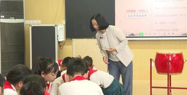 初三教室的荒诞一幕：老师在熬，学生在混，家长在哭