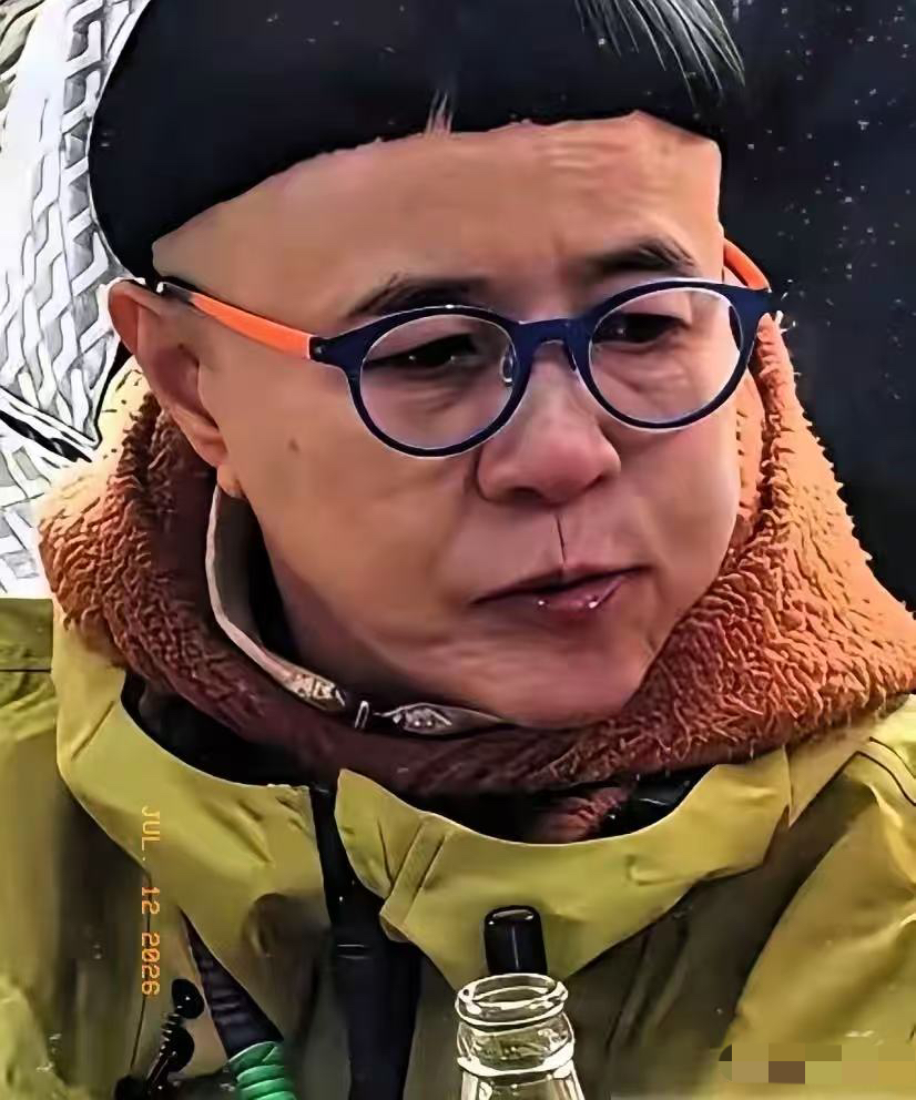 一个快60岁的女人，捏着每个月8900块的退休金，居然买机票跨省去剪头发，只为剪一个三十年不变的锅盖头。
