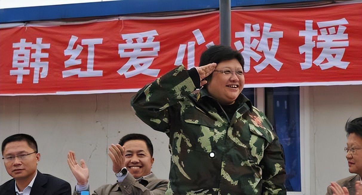 一夜翻车！从“公益神明”到全网翻旧账，韩红到底做错了什么？