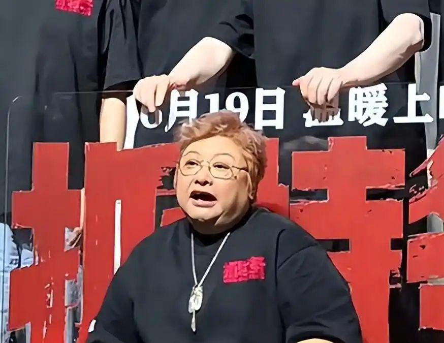 一夜翻车！从“公益神明”到全网翻旧账，韩红到底做错了什么？