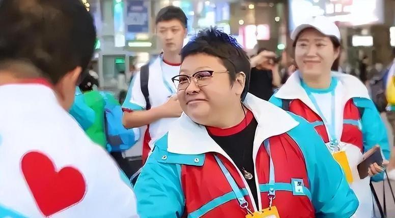 一夜翻车！从“公益神明”到全网翻旧账，韩红到底做错了什么？