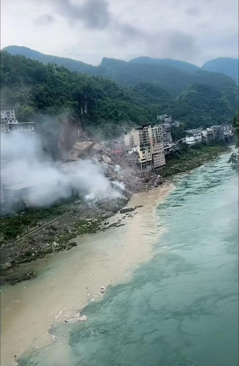 重庆彭水山体崩塌 有幸存者从江中浮起