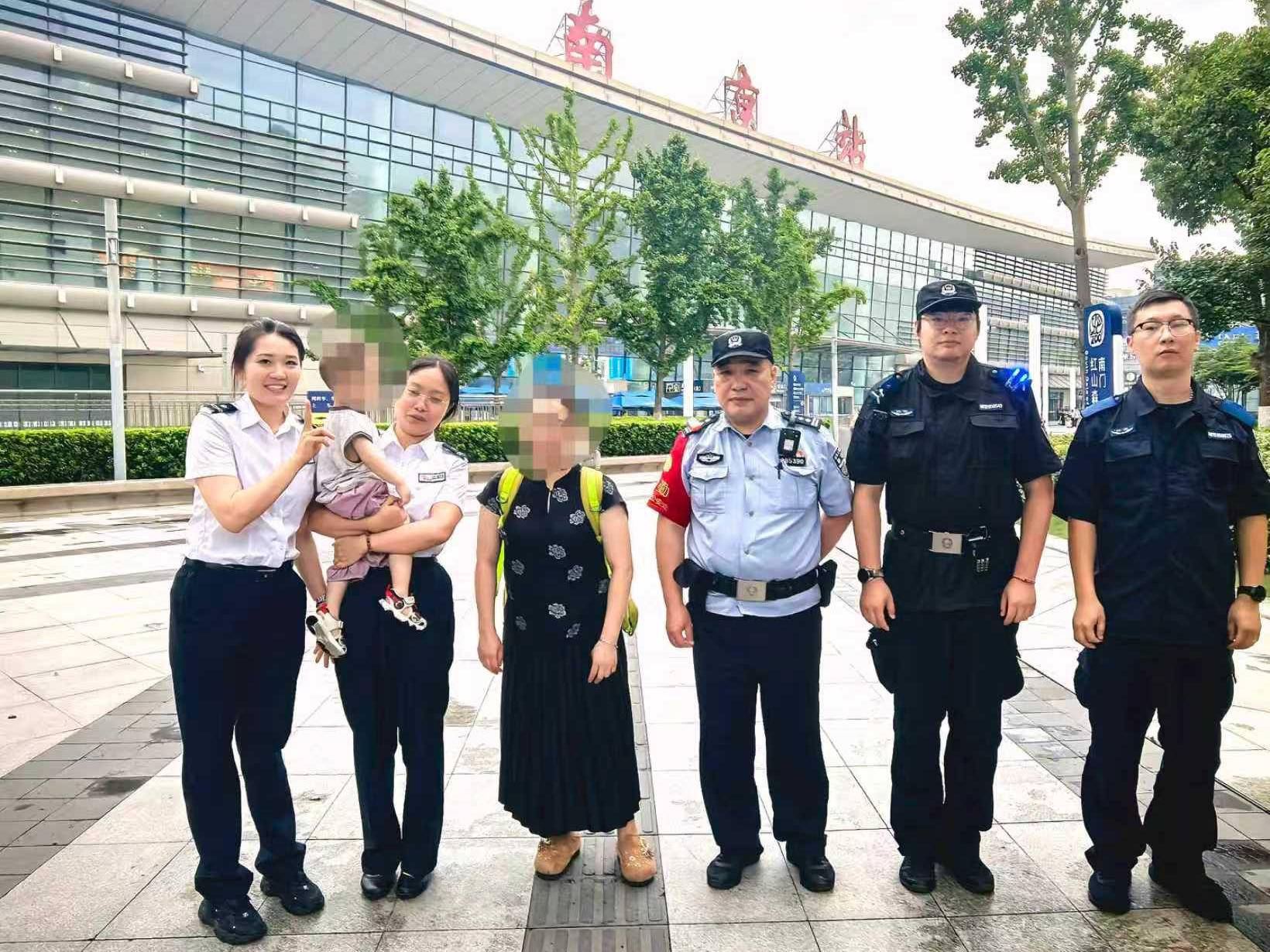 暑运23天，南京两大站“捡”娃29个，多因家长当“低头族”