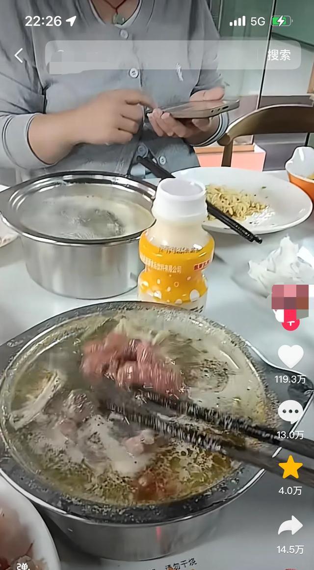网上分享自助火锅，多数人误解后发现的温暖真相