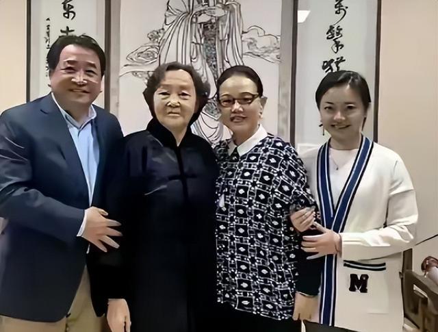 75岁姜昆身家过亿却天天发愁，47岁独女姜珊成了他最大的“心病”