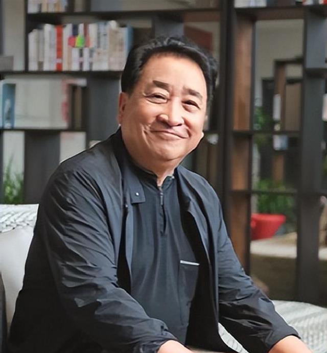 75岁姜昆身家过亿却天天发愁，47岁独女姜珊成了他最大的“心病”