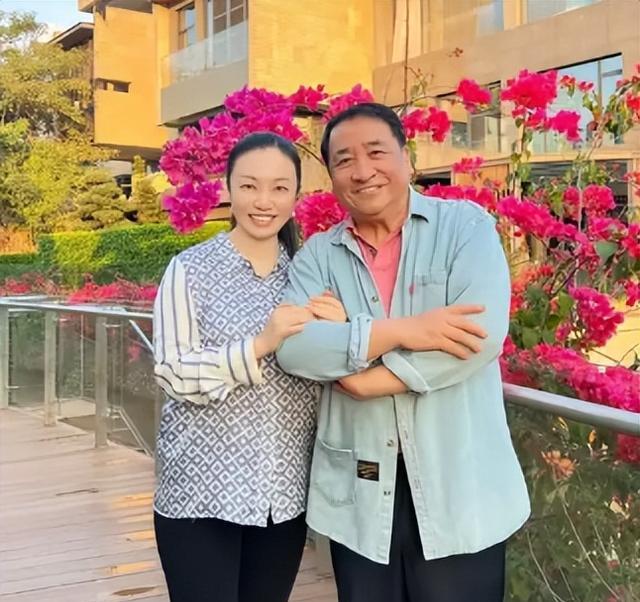 75岁姜昆身家过亿却天天发愁，47岁独女姜珊成了他最大的“心病”
