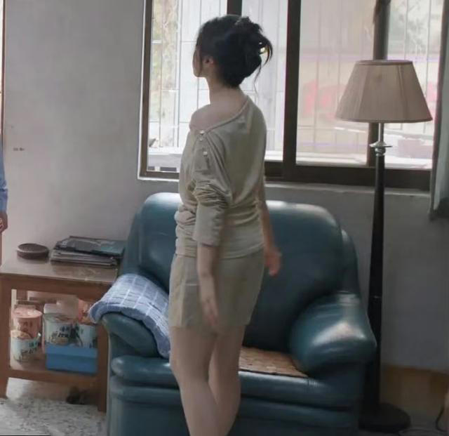 张婧仪近照曝光：身材走样发福明显，网友喊话：少吃点吧！