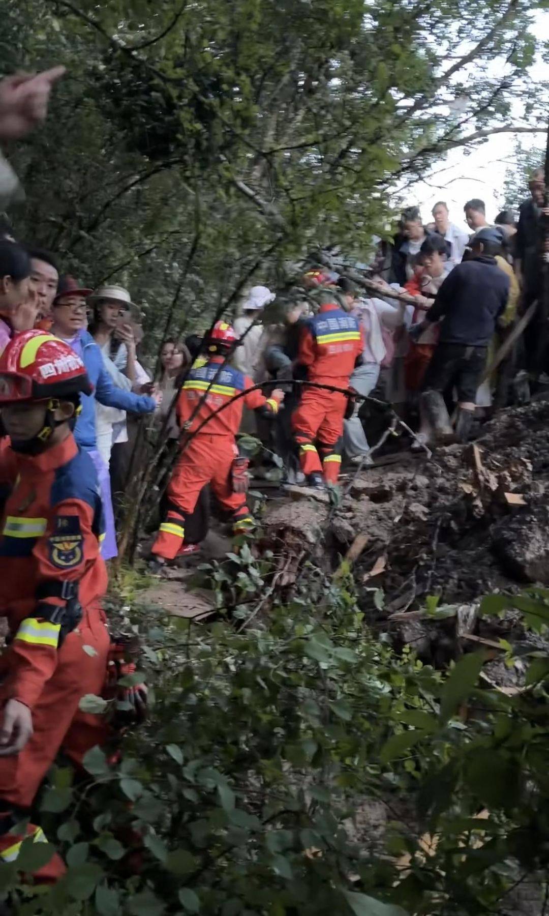 九寨沟景区突发泥石流 游客徒步三四公里山路安全撤离 无人员伤亡