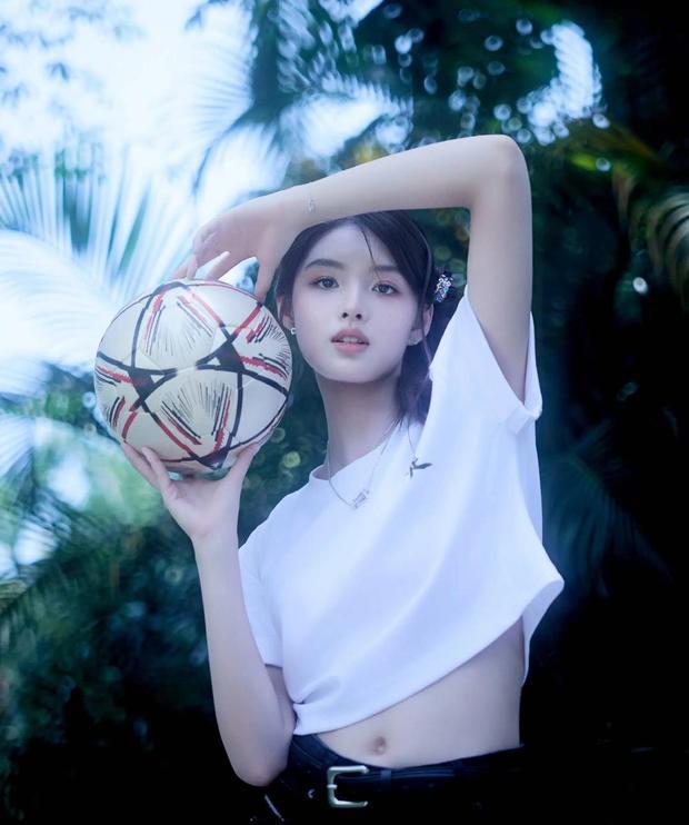 “00后小花”艾米晒北电录取通知书 绽放甜美笑容心情大好