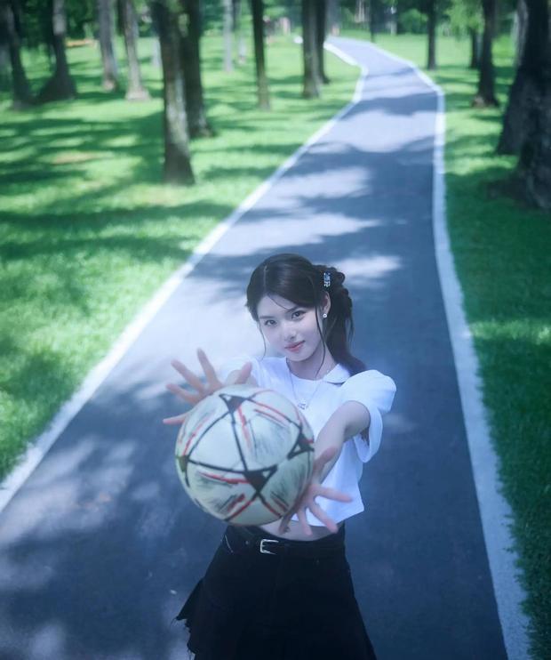 “00后小花”艾米晒北电录取通知书 绽放甜美笑容心情大好