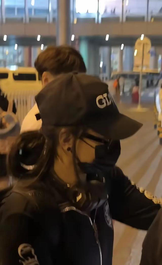 张柏芝深夜抵京，黑衣裹身难掩落寞神情，眼角泪花引人心疼