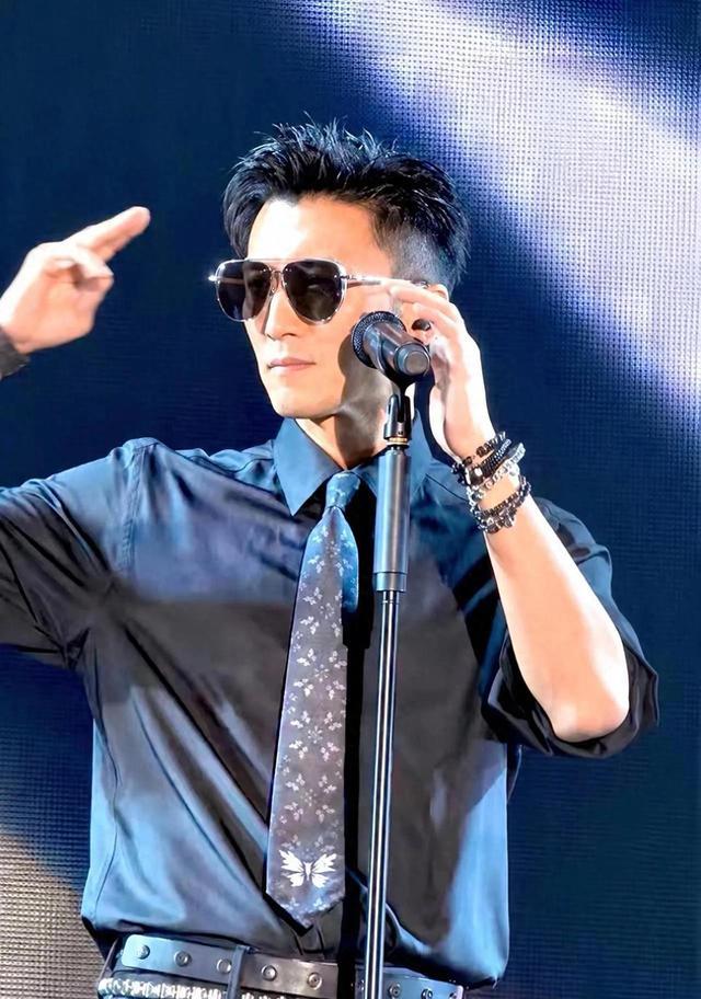 王菲被问“谢霆锋演唱会为何不推迟”，一句回复暴露真实情商，俞飞鸿当场愣住