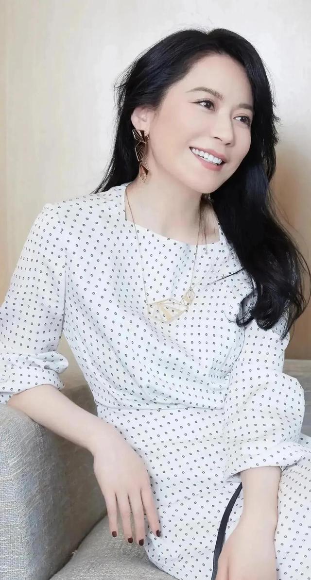 王菲被问“谢霆锋演唱会为何不推迟”，一句回复暴露真实情商，俞飞鸿当场愣住