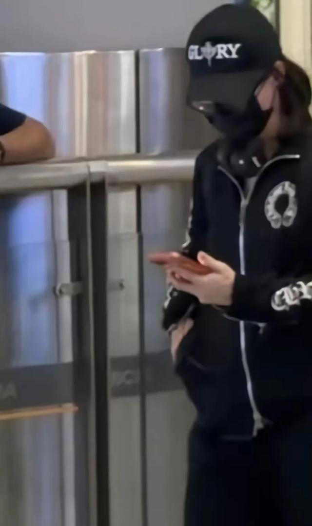 张柏芝深夜抵京，黑衣裹身难掩落寞神情，眼角泪花引人心疼