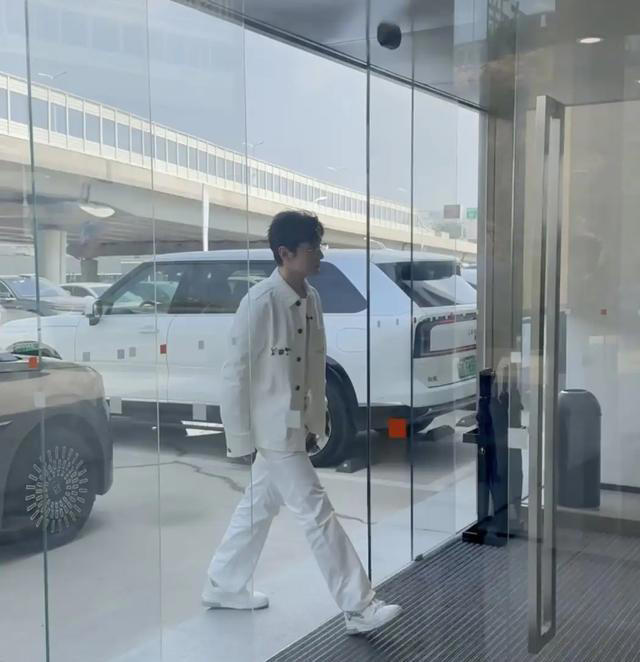 50岁黄晓明返乡青岛购车，白衣清爽不显老，全款提豪车待人超谦和