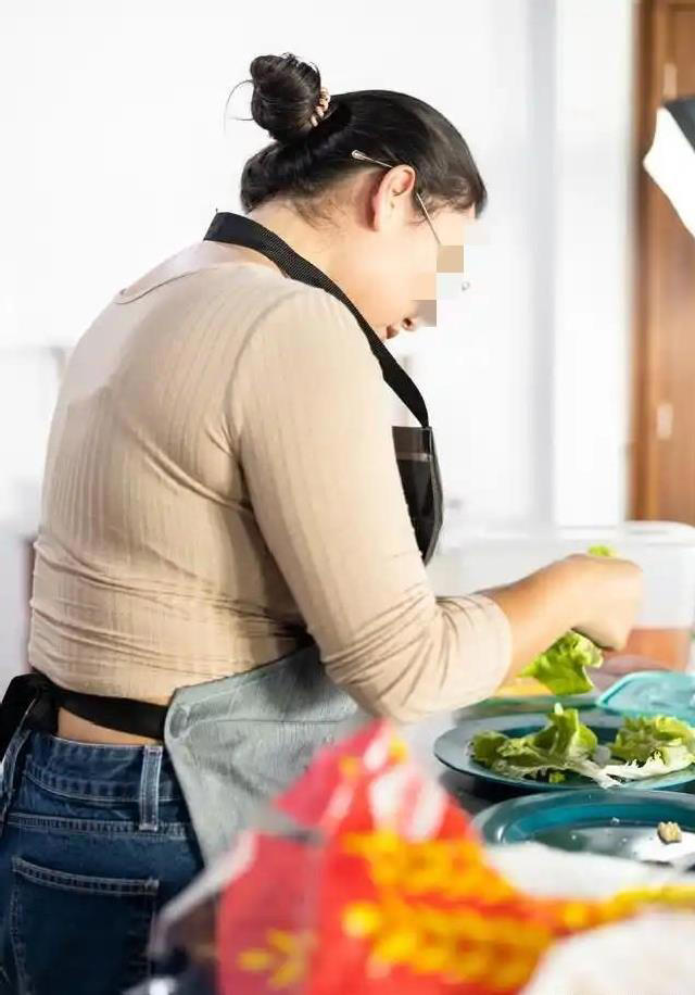 保姆厨房独坐仍月薪过万：分开吃饭是尊重还是贬低?
