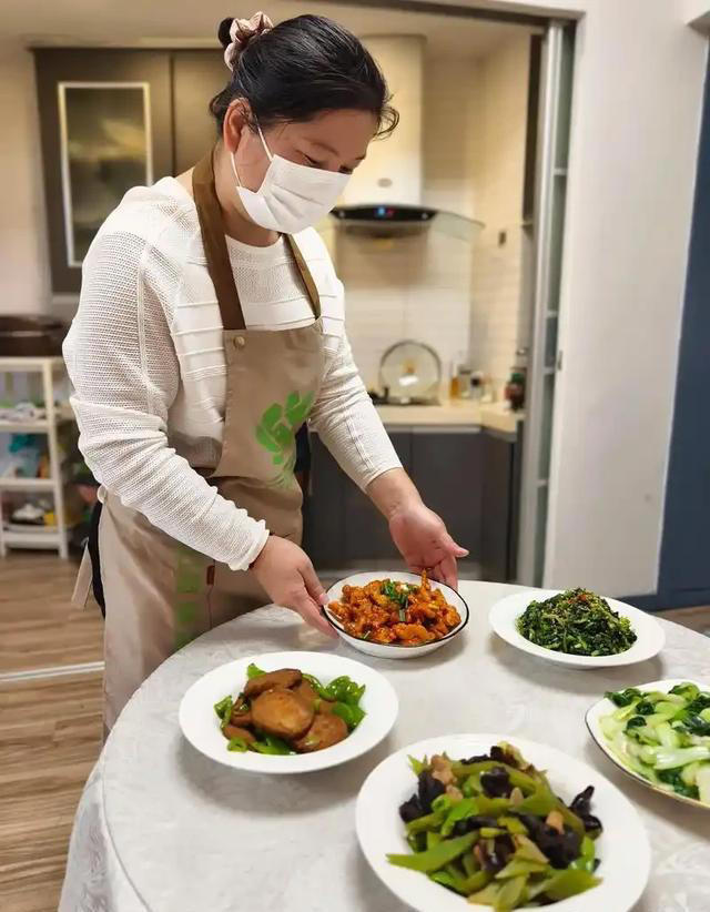 保姆厨房独坐仍月薪过万：分开吃饭是尊重还是贬低?
