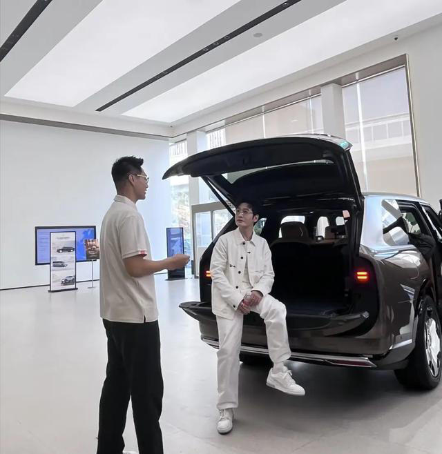 50岁黄晓明返乡青岛购车，白衣清爽不显老，全款提豪车待人超谦和